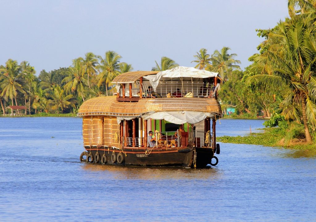 houseboat-kerala-2791119_1280